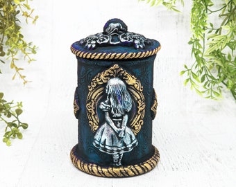 不思議の国のアリス　芋虫　陶器小物入れ 不思議の国のアリスのミニチュア「青い芋虫」サザーランド作 - Etsy 日本