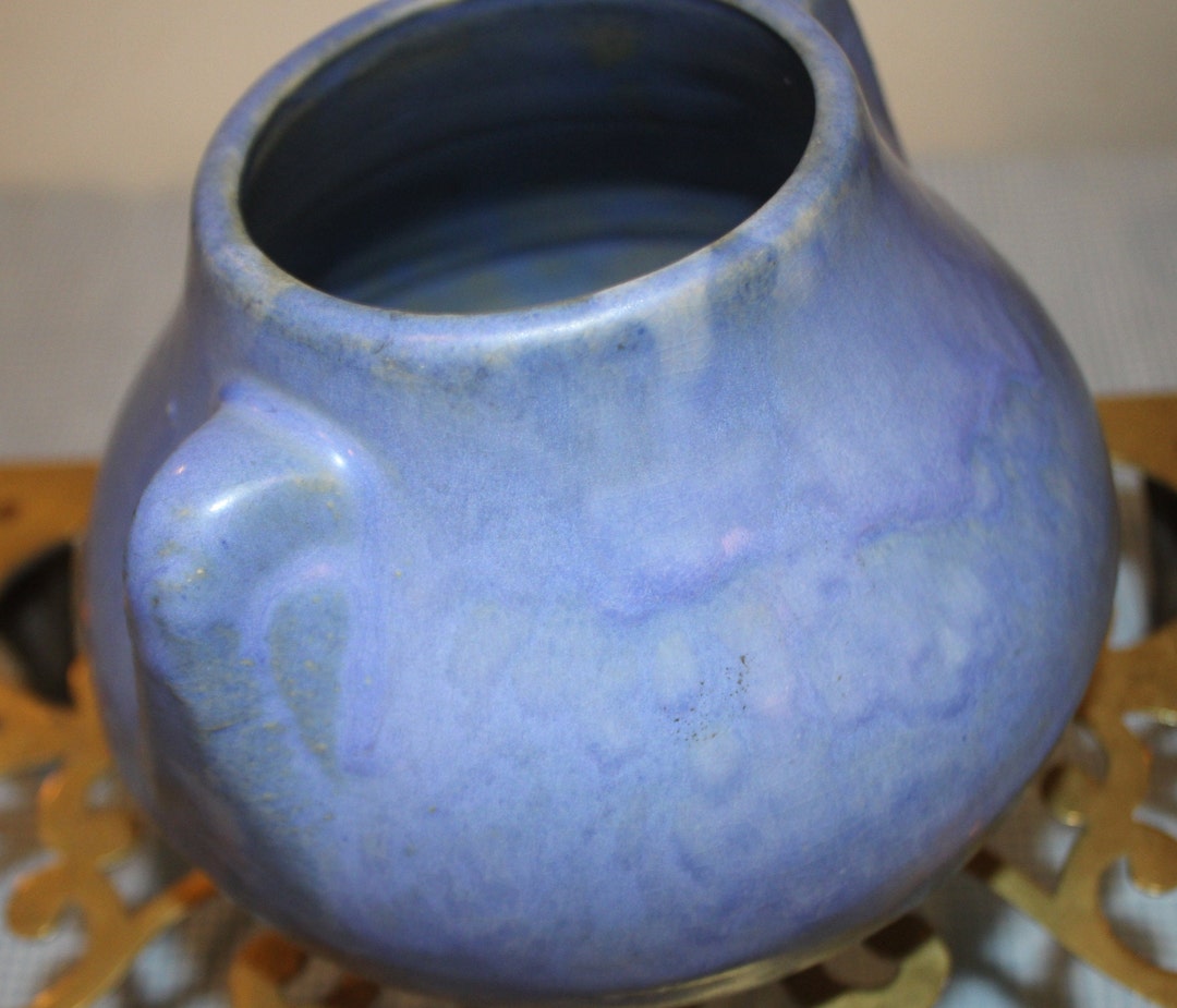 Wonderful Unsigned Mccoy Pottery Vase in Periwinkle Blue With Ear