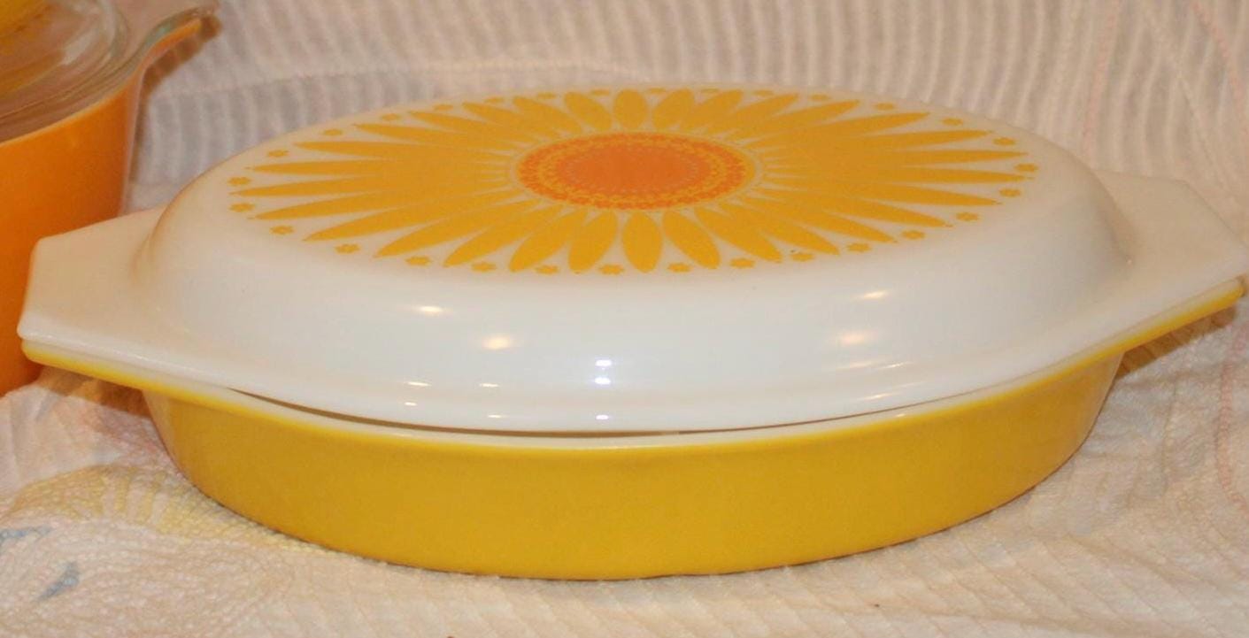 Vintage Pyrex Sunflower/daisy Pattern Casserole With Original