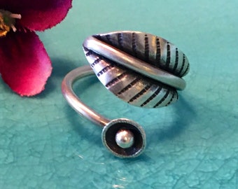 Zilveren ring Karen Hill Tribe | Blad met bal | 98,5% zilver | Verstelbaar | Thais handgemaakt