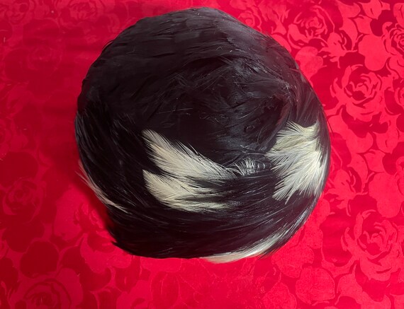 Unique Black and White Feathered Vintage Hat Fasc… - image 5
