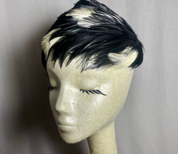 Unique Black and White Feathered Vintage Hat Fasc… - image 2