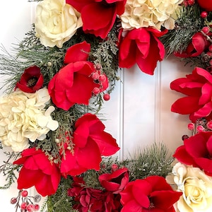 KLAAR voor verzending - dieprode en crèmekleurige bloemen, bessen en dennen kerstkrans voor voordeur - groenblijvende winterkrans - decoratie voor de feestdagen