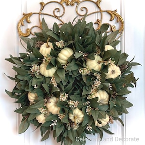 LISTO PARA ENVIAR / Corona OOAK de hojas de sauce verde exuberante, flores de cera y mini calabaza blanca para puerta de entrada / Corona para todas las estaciones / Decoración floral de otoño