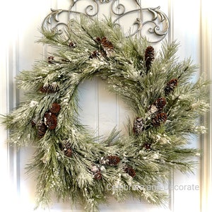 KLAAR VOOR VERZENDING | Wintergroene sneeuwwitte kerstkrans voor voordeur | Feestdecoratie | Elegante kerstdennenappel en imitatiegrenen decoratie