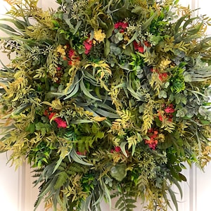 LISTO para ENVIAR / Exuberante corona de vegetación mixta con toques de vibrante naranja fucsia y flores amarillas para la puerta principal / decoración de primavera y verano
