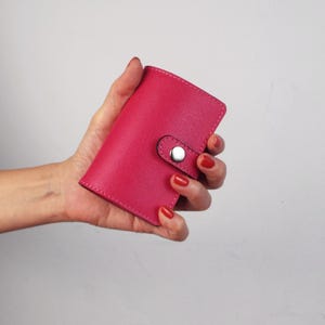 Lichte leren pasjeshouder voor 20 pasjes. Fuchsia leren pasjeshouder. Roze leren creditcardhouder. Gepersonaliseerde leren portemonnee.