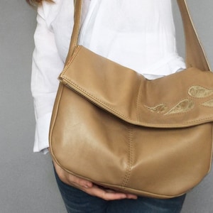 Sac en cuir beige hobo. Sac beige pliable. Sac à bandoulière en cuir ample. Sac de hobo en cuir Applique.