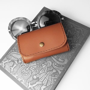 Schlüsseletui, Schlüsseletui, Schlüsselhalter aus braunem Leder. Schlüsselanhänger aus Leder.