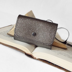 Porte-clés en cuir argenté. Porte-clés en argent graphite, porte-clés. Porte-clés en cuir. Porte-clés en argent foncé pour 6 clés.