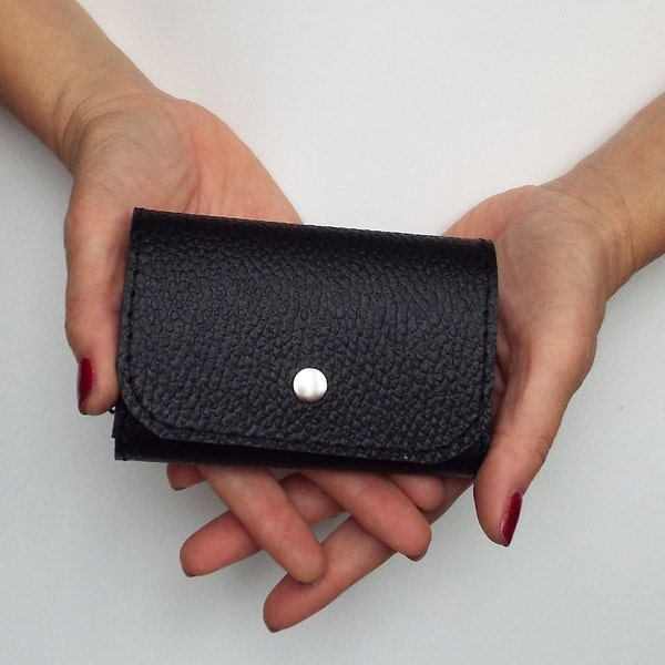 Porta-chaves em couro. Porta-chaves em couro preto. Carteira de couro preta para chaves. Chaveiro preto. Porta-chaves para 6 chaves.