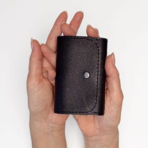 Schlüsseletui aus schwarzem Leder Schlüsseletui aus Leder. Lederbrieftasche für 6 Schlüssel. Schwarzer Schlüsselanhänger aus Kunstleder.