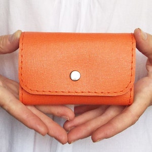 Schlüsseletui aus Leder. Schlüsseletui aus Leder. Schlüsseletui aus Leder. Schlüsselanhänger aus Leder. Oranges Schlüsseltäschchen.