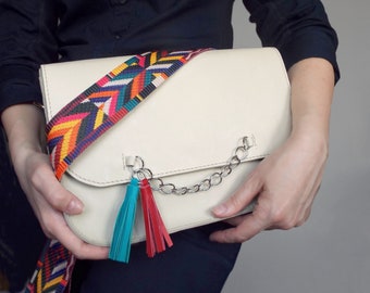 Messenger leather bag white. Cream crossbody purse. Off-white medium shoulder bag.