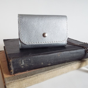 Porte-clés en cuir. Étui à clés en cuir argenté. Porte-clés en cuir pour 6 clés. Porte-clés en cuir.