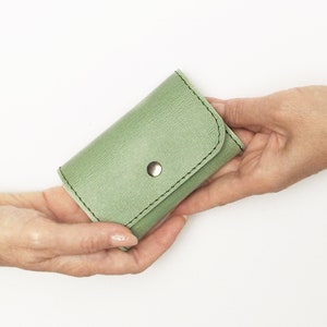 Étui à clés en cuir menthe. Porte-clés en cuir vert clair. Porte-clés pour 6 clés. Porte-clés en cuir rouge.