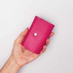 Porta llaves de piel color fucsia. Estuche para llaves de cuero. Cartera luminosa para 6 llaves. Llavero de piel rosa.