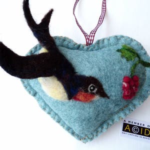 Oiseau hirondelle en feutre plongeant, décoration à suspendre coeur personnalisée, oiseau feutré à l'aiguille sur coeur parfumé, personnalisé avec nom/mots