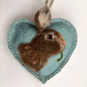 Knabbern Sie, gefilzte nadelgefilzte Hase Ostern Baumschmuck, Hängedekoration für den Frühling, personalisiert und mit Filztasche,