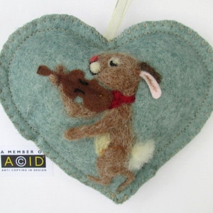 Lapin feutré à l'aiguille jouant un coeur parfumé au violon ! Lièvre en feutre musical - carte d'anniversaire - coussin fée des dents, personnalisé avec nom