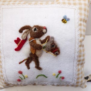 Oreiller de lapin cowboy feutré à l'aiguille, chambre d'enfant - la souris sur un cheval peut être personnalisé comme oreiller de chambre pour fille et garçon.