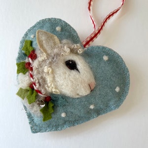 Cordero festivo de fieltro Baa / Oveja lanuda navideña personalizada / Adorno de corazón festivo hecho a mano con acebo, campanas y bayas.