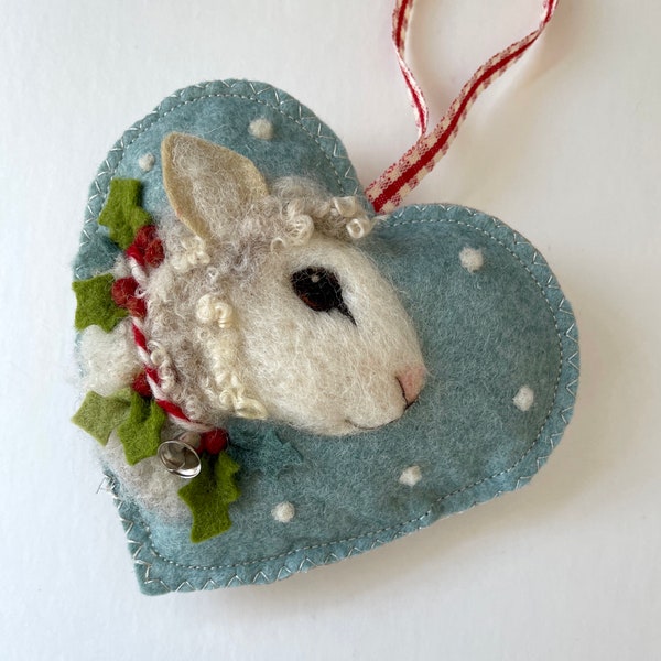 Baa Agneau feutré festif | Mouton laineux de Noël personnalisé | Ornement de coeur de vacances fait à la main avec du houx, des cloches et des baies.
