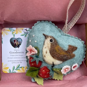 Uccello in feltro e fragole cuore di lana fatto a mano. Decorazione da appendere a forma di cuore personalizzato, regalo di uccellino da giardino in feltro ad ago