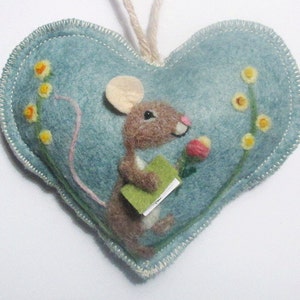 Decorazione a forma di cuore, topo infeltrito ad ago su un cuore con fiori e libro, personalizzato e con tasca a soffietto, piccolo regalo o biglietto