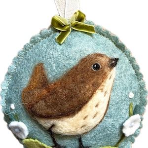 Escultura de Wren em feltro agulhado, decoração redonda pendurada, enfeite personalizado pendurado em coração de feltro
