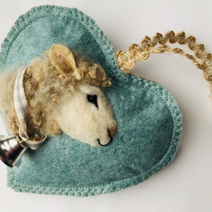 Baaa, enfeites para pendurar na árvore de Páscoa de cordeiro cinza em feltro agulhado, enfeite de coração de ovelha de lã para a primavera, personalizado e com bolso entalhado,