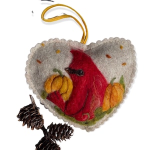 Roter Kardinal im Kürbisfeld - ein nadelgefilztes Geschenk für die Weihnachtszeit