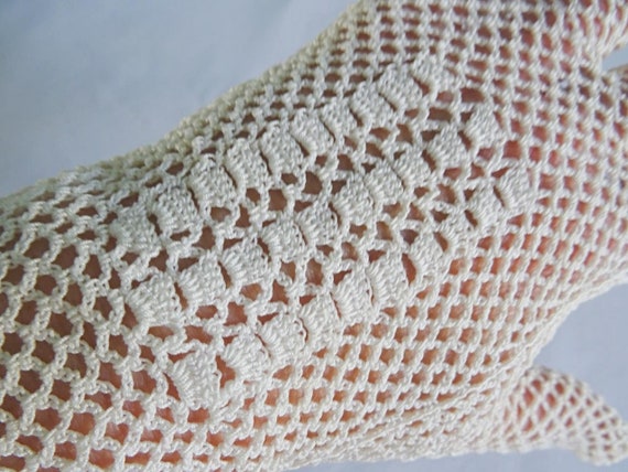 Vintage Crochet Gloves 1930s Ladies Beige Lace Da… - image 5