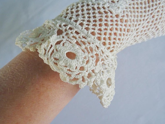 Vintage Crochet Gloves 1930s Ladies Beige Lace Da… - image 6