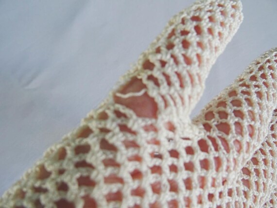 Vintage Crochet Gloves 1930s Ladies Beige Lace Da… - image 4