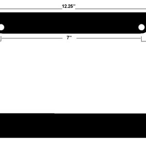 Pode incluir: Moldura preta para placa de carro com cantos arredondados. A moldura tem 31,1 cm de largura, 15,9 cm de altura e 2,5 cm de espessura. A abertura para a placa tem 17,8 cm de largura. Inclui dois orif&iacute;cios de montagem.