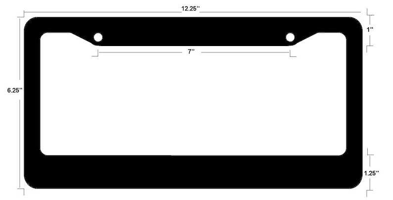 Pode incluir: Moldura preta para placa de carro com cantos arredondados. A moldura tem 31,1 cm de largura, 15,9 cm de altura e 2,5 cm de espessura. A abertura para a placa tem 17,8 cm de largura. Inclui dois orif&iacute;cios de montagem.