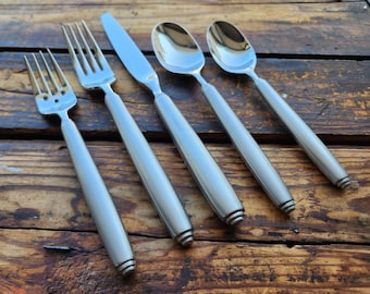 Oneida USA LAMAIS Vintage Stainless Steel 31Pc Flatware Set Lot Silverware Teapoons Salad Dinner Forks 6 Place Settings