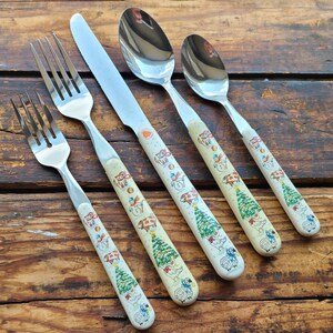 COUNTRY CHRISTMAS Vintage Stainless Steel Plastic Handle Flatware Set Silverware Spoons Forks Retro 7 Place Settings Extras Taiwan 1990s