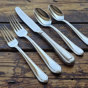 Juego completo de cubiertos Lenox BEAD de acero inoxidable 18/10, vintage, sin usar, de los años 90, 65 piezas, que incluye cubiertos y servidores.