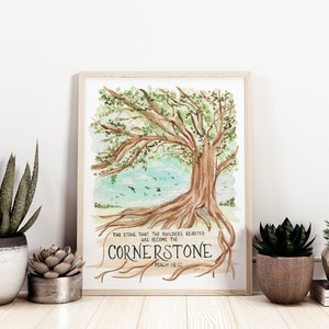 Pode incluir: Uma pintura em aquarela de uma grande árvore com raízes e pássaros voando acima. O texto diz "A pedra que os construtores rejeitaram tornou-se a pedra angular. Salmo 118:22"