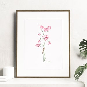 Puede incluir: Una pintura acuarela enmarcada de un ramo de flores de guisante dulce rosa con tallos y hojas verdes. Las flores est&aacute;n atadas con una cinta marr&oacute;n.