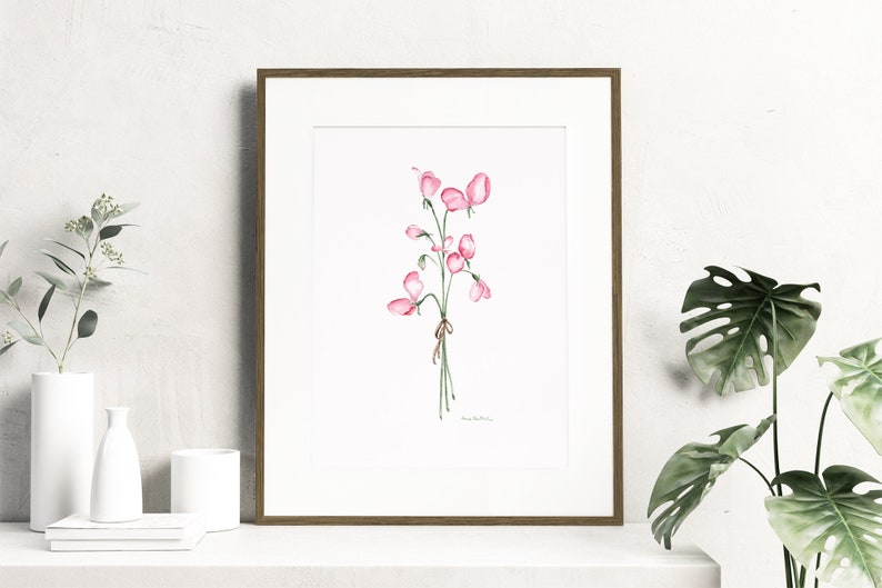 Puede incluir: Una pintura acuarela enmarcada de un ramo de flores de guisante dulce rosa con tallos y hojas verdes. Las flores est&aacute;n atadas con una cinta marr&oacute;n.