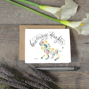 Tener la tarjeta de la acuarela de la hija del valor, tarjeta 5x7 en blanco dentro con el sobre del kraft, la cita de la chica del manejador, arte del león floral