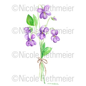 Puede incluir: Una pintura de acuarela de un ramo de violetas moradas atadas con un cordel. Las flores est&aacute;n dispuestas en un estilo suelto y natural, con los tallos extendi&eacute;ndose desde el centro del ramo. El fondo es blanco.