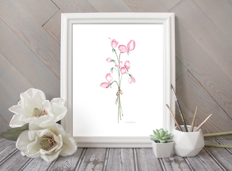 Puede incluir: Una pintura de acuarela de un ramo de flores de guisante dulce rosa con tallos y hojas verdes. Las flores est&aacute;n atadas con una cinta marr&oacute;n. La pintura est&aacute; enmarcada en un marco blanco.