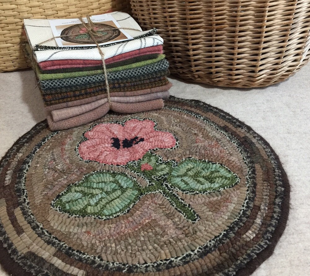 Hibiscus Primitive Rug Hooking Kit for 14 Round Chair Pad K107