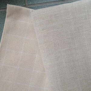 Puede incluir: Dos piezas de tela beige, una con un patr&oacute;n de cuadr&iacute;cula y la otra con una textura lisa.