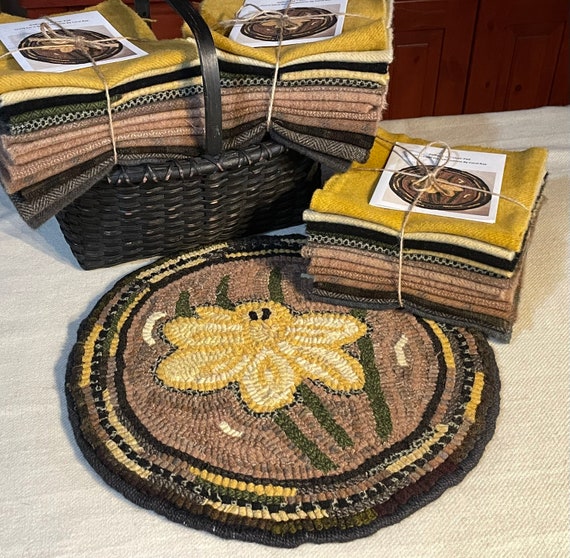 Daffodil Chair Pad, Rug Hooking Kit on Monks Cloth or Primitive Linen, Table Mat, Wall Hanging, 14 inch Round Hooked Rug, K103