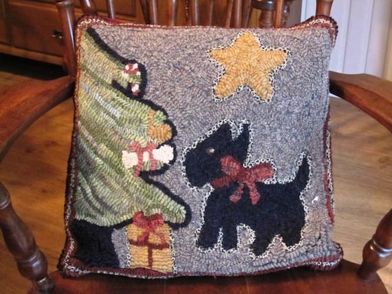 Rug Hooking Pattern, Christmas Scottie, 16" x 16", on Primitive Linen P118